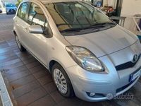 Usata Toyota Yaris Sol 90 CV (66 kW) 2011 Grigio metallizzato Utilitaria