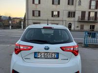 Usata Toyota Yaris Hybrid Cool 73 CV (53 kW) 2019 Bianco Berlina