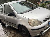 Usata Toyota Yaris 68 CV (50 kW) 2000 Grigio Utilitaria