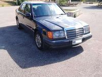 Usata Mercedes E250 126 CV (92 kW) 1992 Nero Berlina