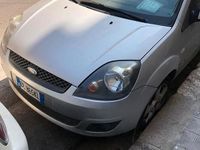 Usata Ford Fiesta 68 CV (50 kW) 2007 Grigio Utilitaria