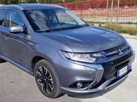 Usata Mitsubishi Outlander P-HEV Instyle 121 CV (88 kW) 2017 Grigio SUV