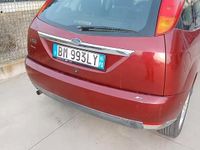 Begagnad Ford Focus 100 HK (73 kW) 2001 Röd Sedan