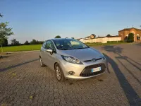 Usata Ford Fiesta 60 CV (44 kW) 2011 Argento Berlina