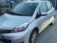 Usata Toyota Yaris Lounge 89 CV (65 kW) 2013 Grigio Utilitaria