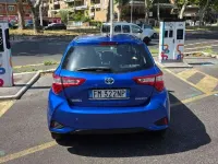 Usata Toyota Yaris Hybrid Active 73 CV (53 kW) 2017 Blu/azzurro Berlina