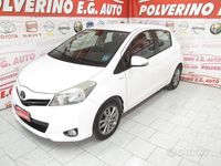 Begagnad Toyota Yaris Lounge 70 HK (51 kW) 2014 Vit Halvkombi