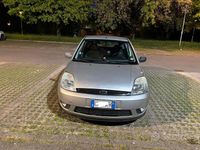 Usata Ford Fiesta 68 CV (50 kW) 2004 Grigio Utilitaria