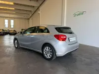 Usata Mercedes A180 109 CV (80 kW) 2015 Argento metallizzato Utilitaria