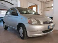 Usata Toyota Yaris Sol 86 CV (63 kW) 2002 Argento Berlina