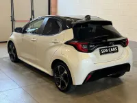 Usata Toyota Yaris Hybrid Lounge 92 CV (67 kW) 2024 Bianco Berlina