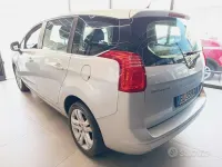 Usata Peugeot 5008 111 CV (81 kW) 2012 Grigio Monovolume