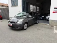 Usado Toyota Yaris Sol 100 CV (73 kW) 2011 Gris Utilitario