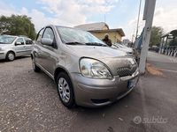 Usado Toyota Yaris Sol 65 CV (47 kW) 2004 Gris Berlina