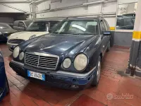 Usata Mercedes E200 Avantgarde 186 CV (136 kW) 1999 Blu Station wagon