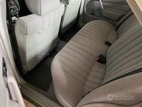 Usata Mercedes 190 72 CV (52 kW) 1984 Bianco Berlina