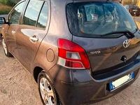 Usata Toyota Yaris 90 CV (66 kW) 2010 Grigio Utilitaria