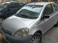 Usata Toyota Yaris 86 CV (63 kW) 2000 Grigio Utilitaria