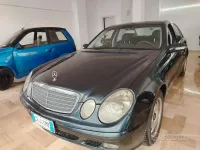 Usata Mercedes E220 Avantgarde 150 CV (110 kW) 2003 Blu Berlina