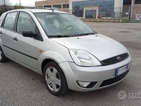 Usata Ford Fiesta 75 CV (55 kW) 2004 Grigio Utilitaria