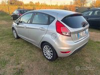 Usata Ford Fiesta 75 CV (55 kW) 2015 Grigio Berlina