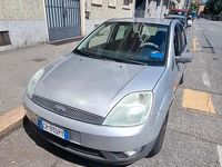 Begagnad Ford Fiesta 68 HK (50 kW) 2005 Grå Halvkombi