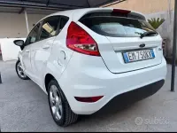 Usata Ford Fiesta 97 CV (71 kW) 2012 Bianco Berlina