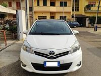 Usata Toyota Yaris Lounge 99 CV (72 kW) 2012 Bianco Utilitaria