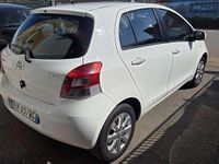 Usata Toyota Yaris Sol 69 CV (50 kW) 2011 Bianco Utilitaria