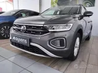 Usata VW T-Roc Life 116 CV (85 kW) 2023 Grigio SUV