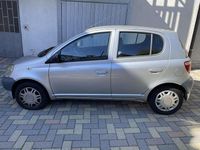 Usata Toyota Yaris 68 CV (50 kW) 2002 Argento Berlina