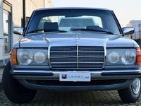 Usata Mercedes 240 72 CV (52 kW) 1982 Grigio Berlina