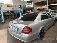 Usata Mercedes E270 Avantgarde 170 CV (125 kW) 2002 Grigio Berlina