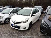 Usata Toyota Yaris Lounge 69 CV (50 kW) 2013 Bianco Berlina