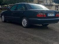 Usata Mercedes E220 143 CV (105 kW) 2000 Blu Berlina