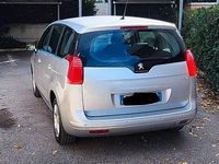 Usado Peugeot 5008 Active 115 HP (84 kW) 2013 Cinzento Sedan