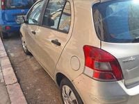 Usata Toyota Yaris 90 CV (66 kW) 2010 Argento Utilitaria