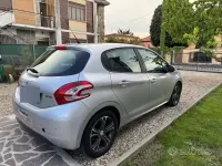 Usata Peugeot 208 95 CV (69 kW) 2015 Grigio Utilitaria