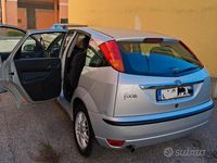 Usata Ford Focus Ghia 101 CV (74 kW) 2002 Grigio Berlina
