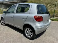 Usata Toyota Yaris 65 CV (47 kW) 2005 Argento Berlina