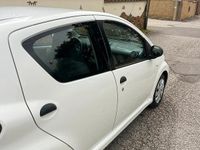 Usata Toyota Aygo 68 CV (50 kW) 2013 Bianco Utilitaria