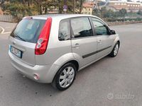 Usata Ford Fiesta Ghia 75 CV (55 kW) 2006 Grigio Utilitaria