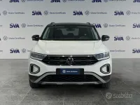 Usata VW T-Roc Life 110 CV (80 kW) 2023 Pure white / tetto nero pastel SUV