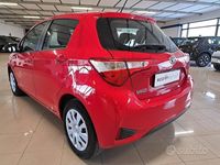 Usata Toyota Yaris Cool 72 CV (52 kW) 2019 Rosso Berlina