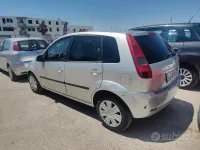 Usata Ford Fiesta 68 CV (50 kW) 2005 Grigio Utilitaria