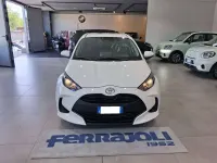 Nuova Toyota Yaris Hybrid Active 92 CV (67 kW) 2026 Super white / black Berlina