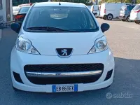 Usata Peugeot 107 68 CV (50 kW) 2011 Bianco Utilitaria