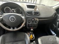 Usado Renault Clio II 58 CV (42 kW) 2008 Negro Berlina