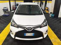 Usata Toyota Yaris Lounge 69 CV (50 kW) 2017 Bianco Berlina