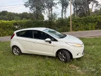 Usata Ford Fiesta 95 CV (69 kW) 2015 Bianco Utilitaria